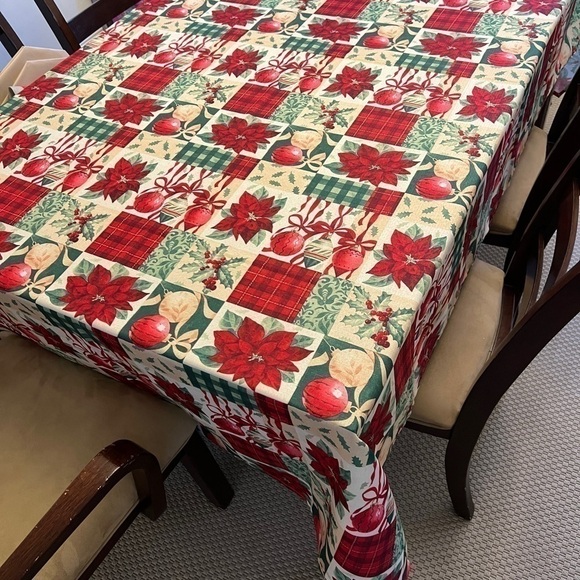 Christmas/Holiday Rectangular Tablecloth Country Patchwork Holly Poinsettia Tree - Picture 5 of 13